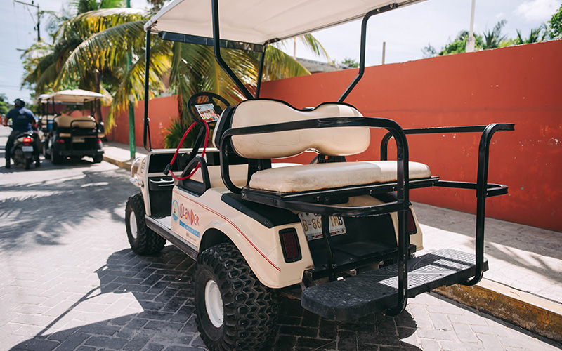 Carrito de Golf estacionado en Isla Mujeres