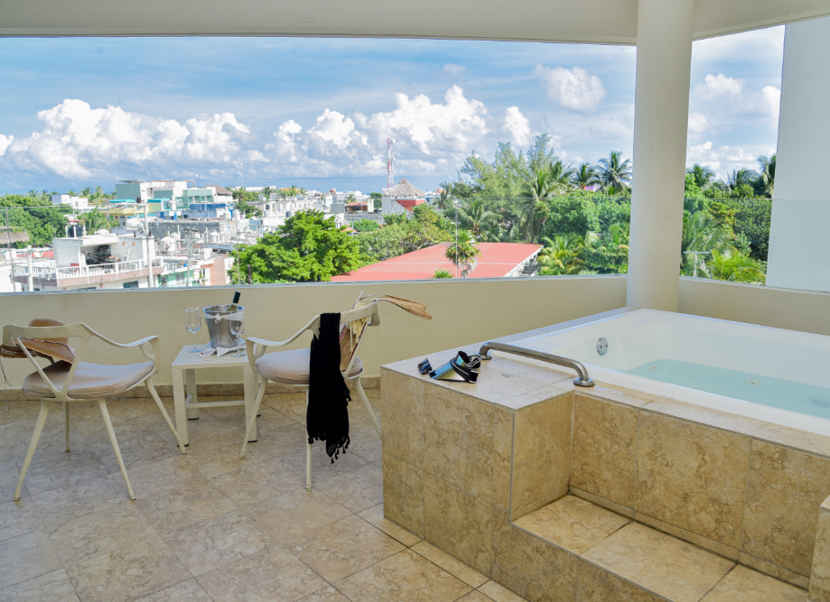 Terrace with Jacuzzi of the Aluxes Superior Room, in Isla Mujeres