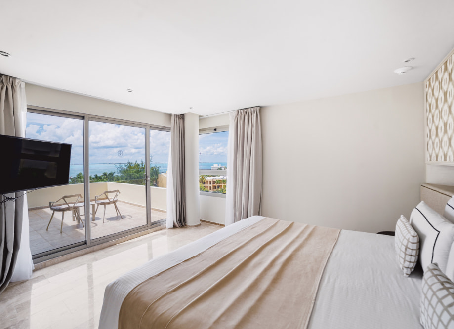 Dormitoriuo con cama doble y terraza con vistas al mar