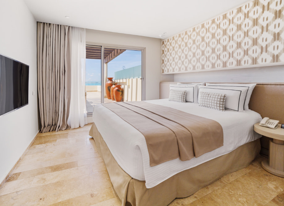 Dormitorio con cama doble y terraza con vistas al mar