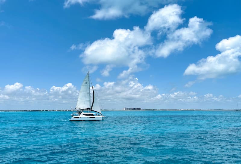 Playa Norte con barco para actividades acuáticas