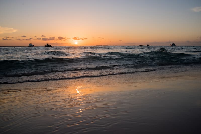 Atarcecer en la orilla de Playa Norte, Isla Mujeres