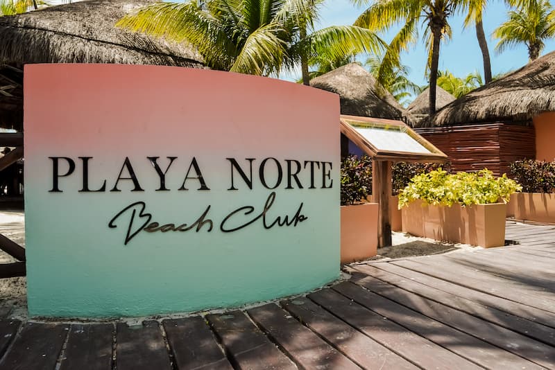 Entrada del restaurante Playa Norte Beach Club en Privilege Aluxes