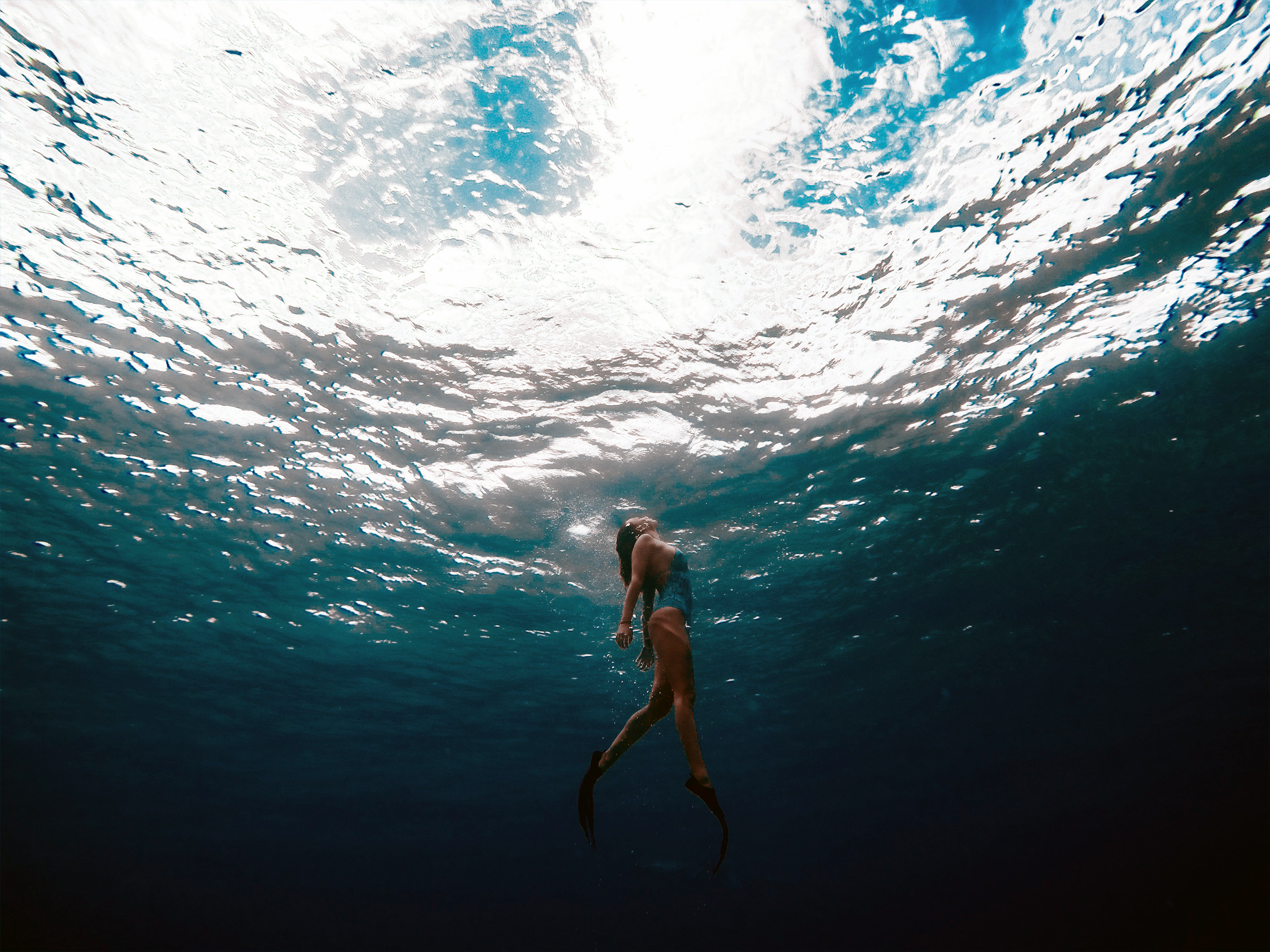 Mujer realizando snorkel en las aguas del mar caribe en Isla Mujeres