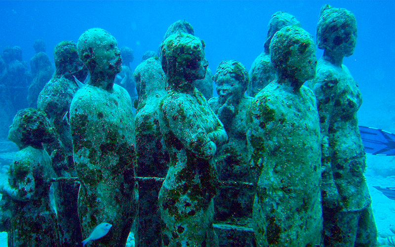 Esculturas de personas bajo el agua