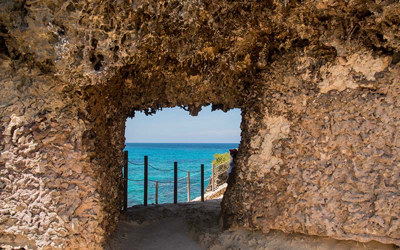 Vista de uno de los malecones de Punta Sur con el mar caribe de fondo