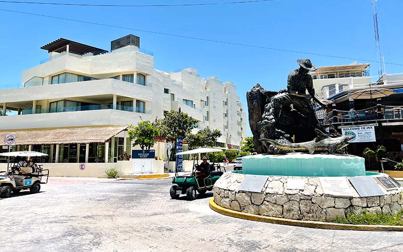 Persona conduciendo un carrito de golf en Isla Mujeres