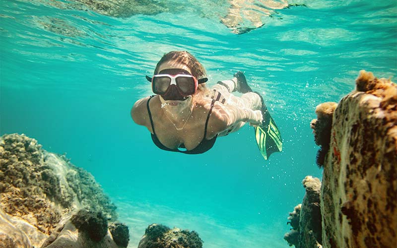 Persona haciendo Snorkel en Punta Sur en Isla Mujeres