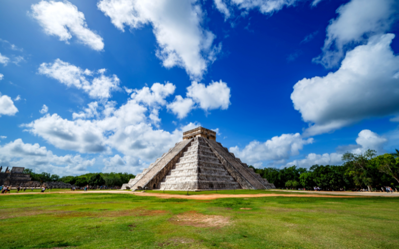 Chichén Itzá con el cielo azul