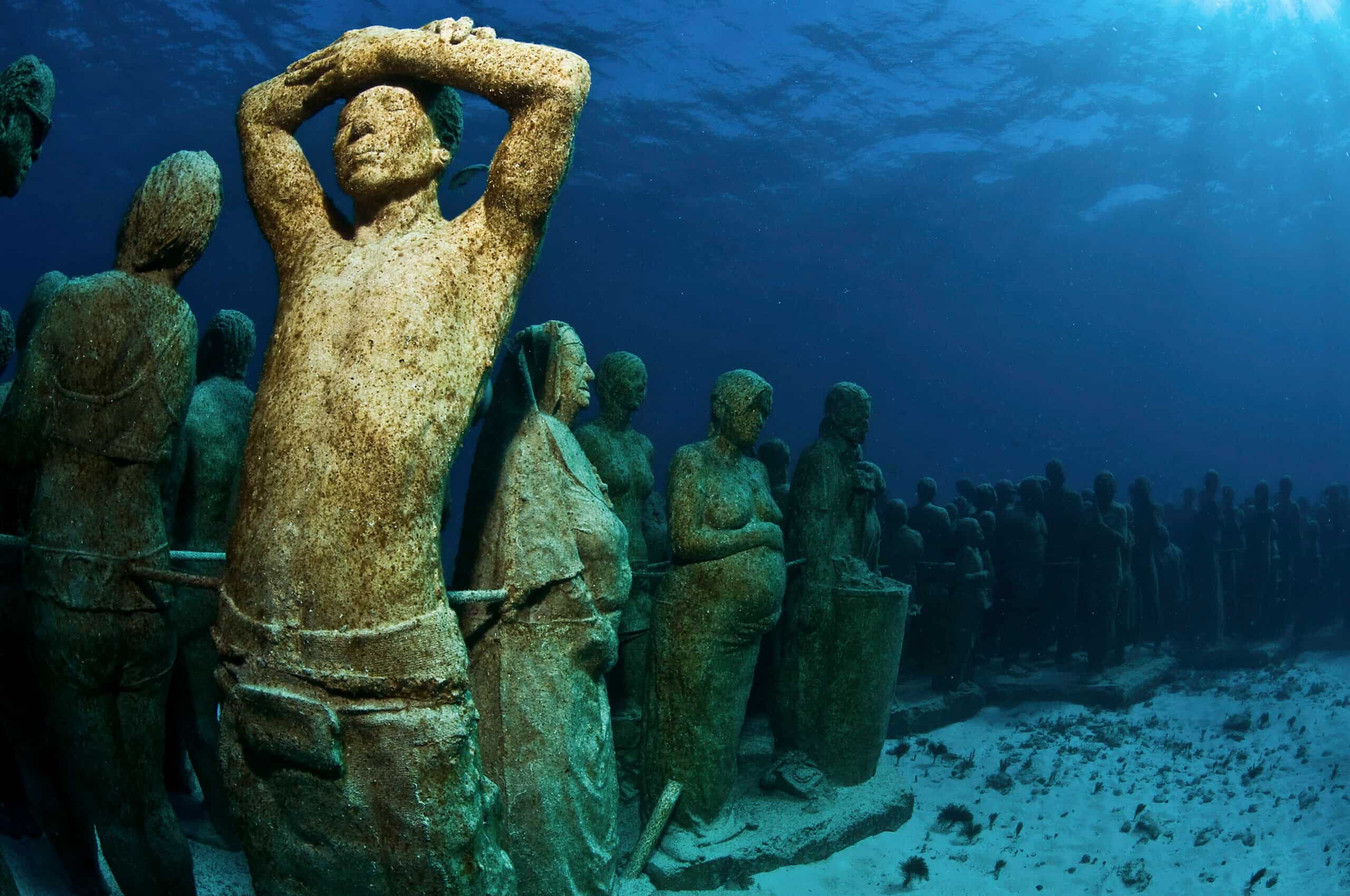 Museo Subacuático de Arte (MUSA) en el Arrecife Manchones, Isla Mujeres Esculturas humanas sumergidas en el Museo Subacuático de Arte (MUSA), ubicadas en el Arrecife Manchones, frente a Isla Mujeres, México