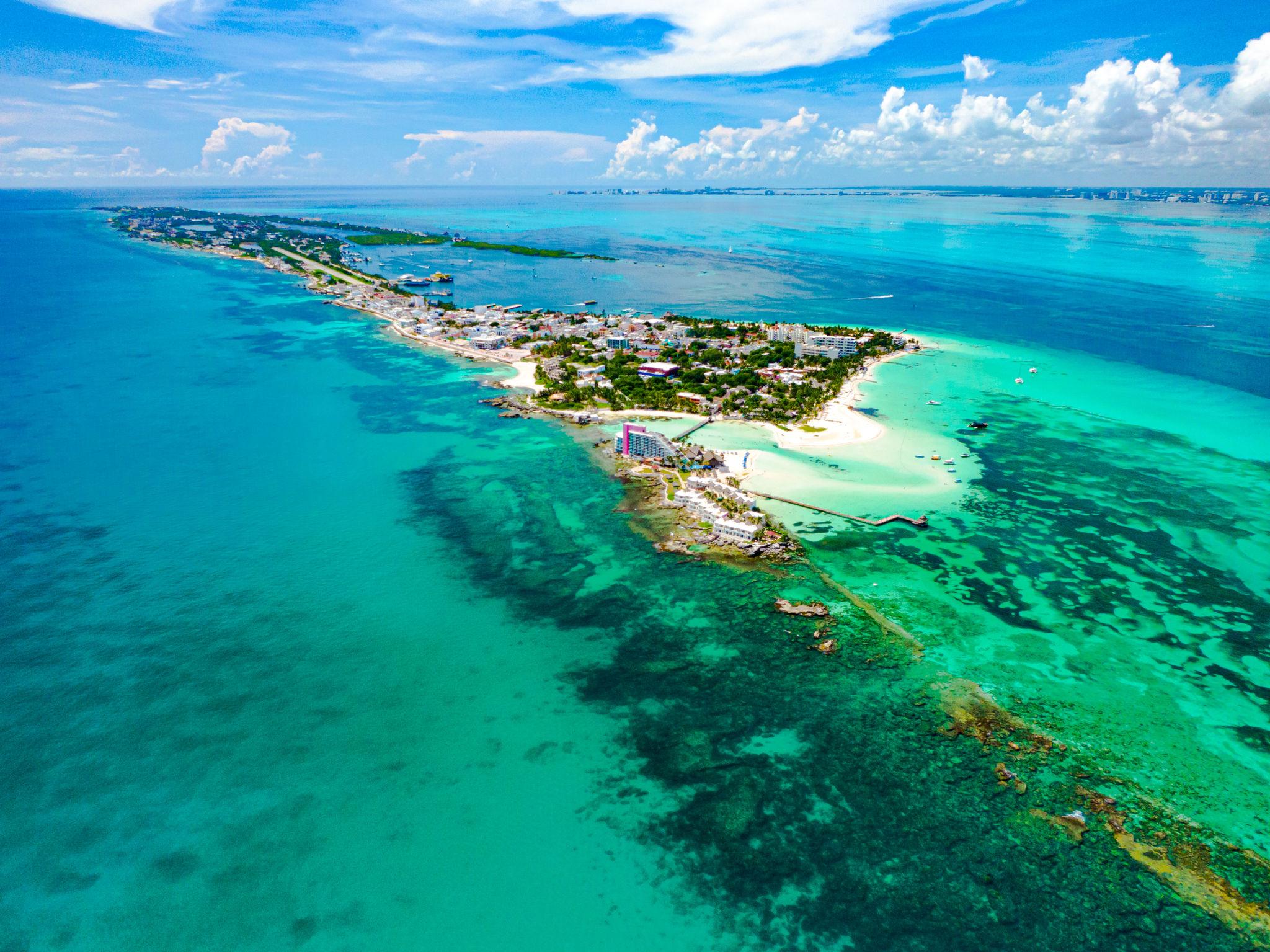 Vista aérea Isla Mujeres Vista aérea de Isla Mujeres y la costa del Caribe Mexicano.