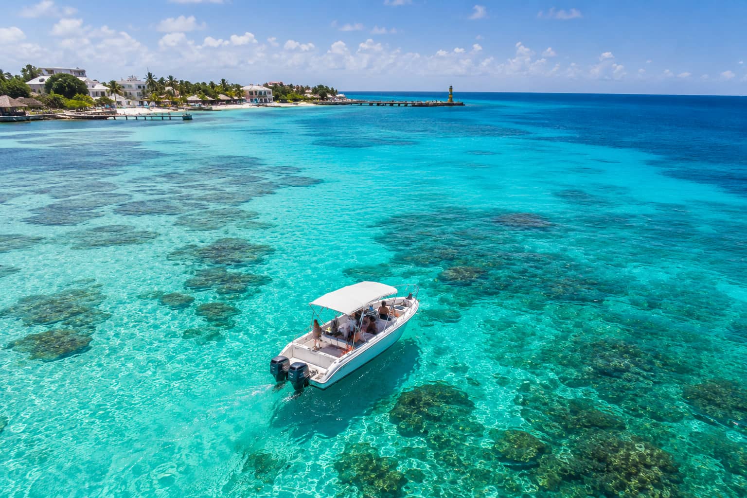 bote por aguas cristalinas en Isla Mujeres 