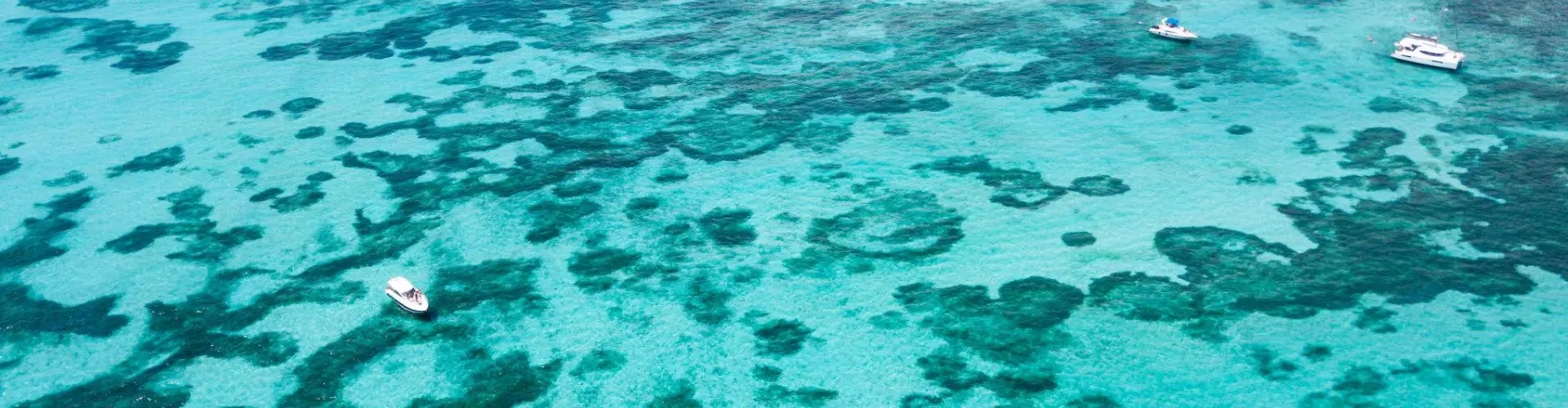 Arrecife Manchones en Isla Mujeres visto desde el aire.