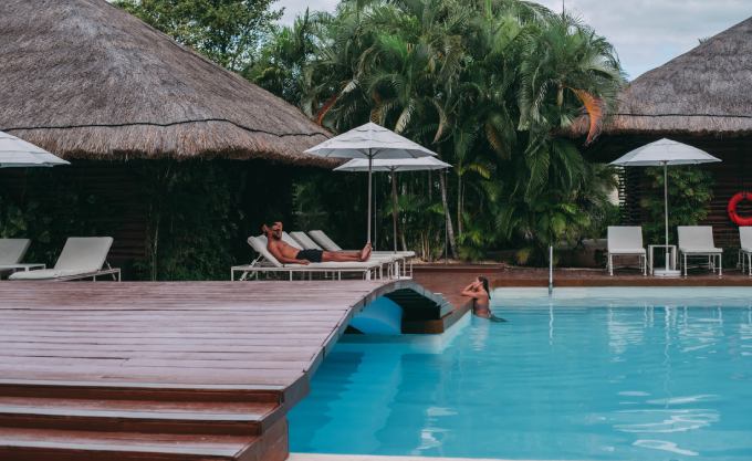 Mujer en la piscina de Privilege Aluxes Hotel