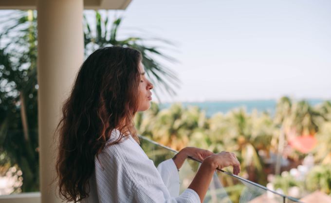 Mujer leyendo un libro frente a Playa Norte