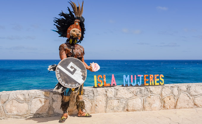 Ballena en aguas de Isla Mujeres