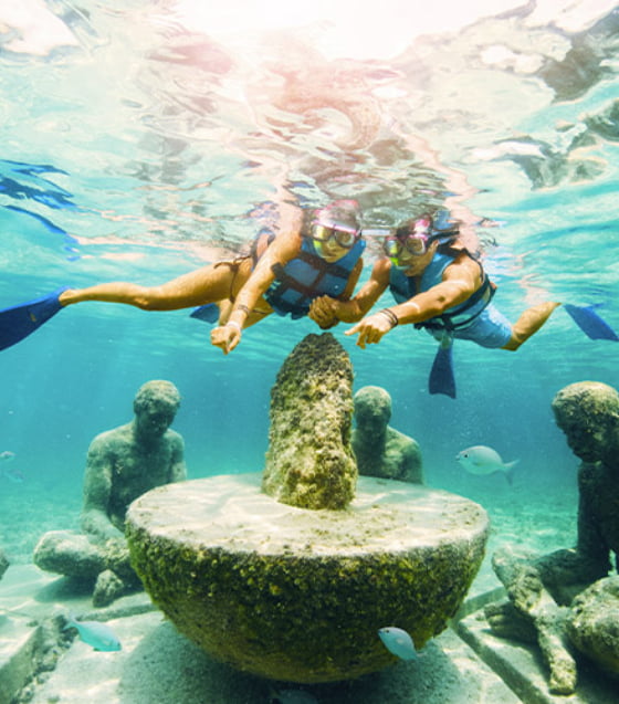  People diving in the Isla Mujeres Underwater Museum