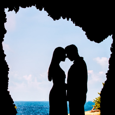 Bride and groom in romantic attitude on a cliff in Isla Mujeres
