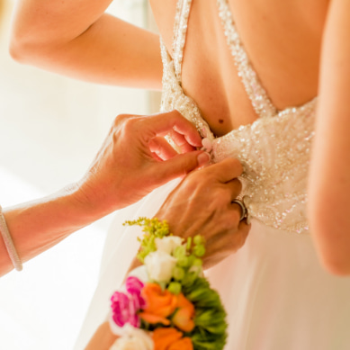 Detalle de un vestido de novia