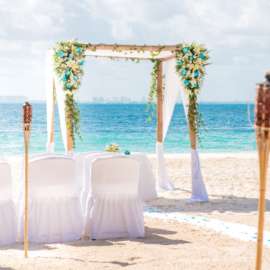 Boda sobre la arena en Playa Norte, Isla Mujeres