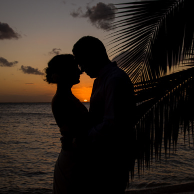 Dos novios fotografiados al atardecer en Playa Norte