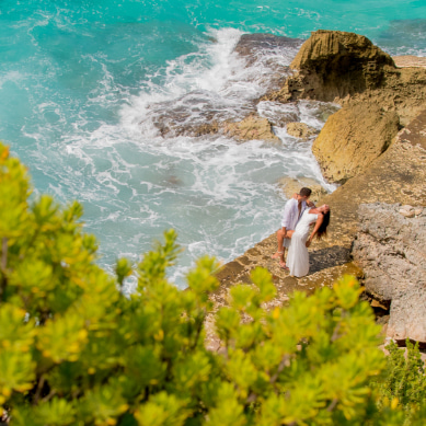 Pre-wedding photography on the cliffs of Isla Mujeres