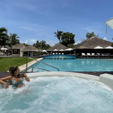 Mujer relajándose en uno de los jacuzzis exteriores del hotel