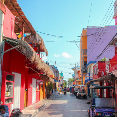 Calle tradicional de Isla Mujeres, con coloridas fachadas