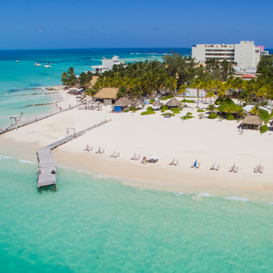 Vista aerea de Playa Norte, una de las mejores playas de Isla Mujeres