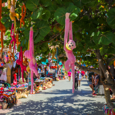 Calle comercial en Isla Mujeres, México