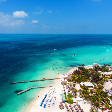 Vista aérea de Isla Mujeres y sus muelles, en Cancún