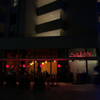 Fachada del Restaurnte Satay de noche