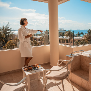 Mujer desayunando en una habitacion con terraza y jacuzzi