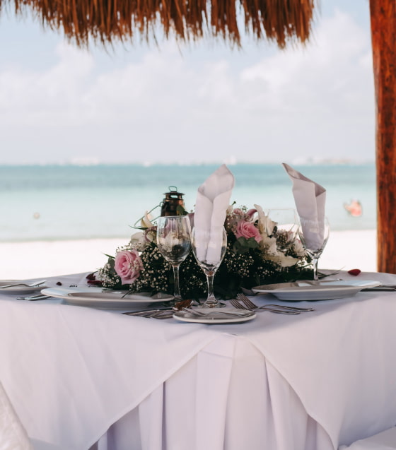 Arco, mesas y sillas de boda en la playa