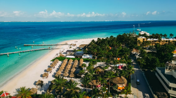 Mar y arena de la playa de Isla Mujeres frente Privilege Aluxes