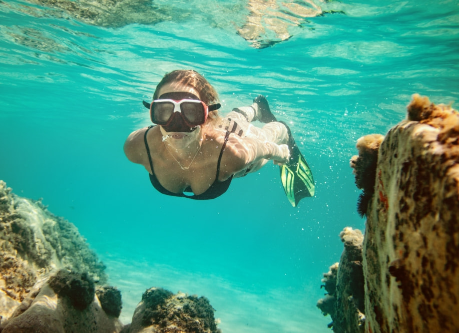 Cliente bucenado en las aguas del Parque Garrafón en Isla Mujeres