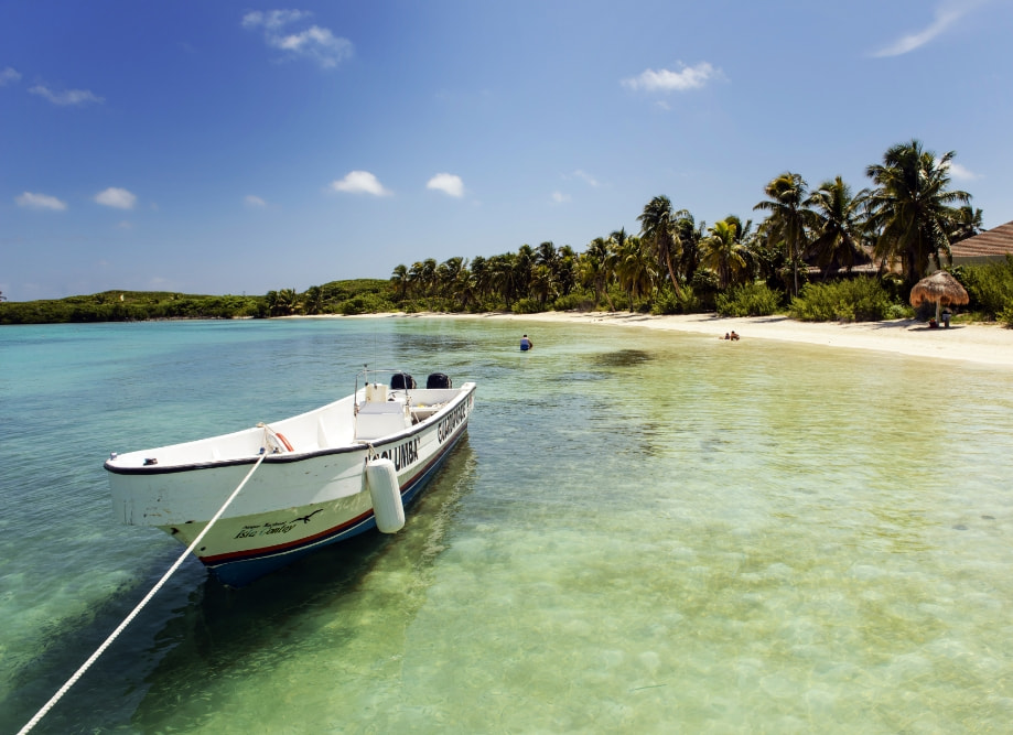 Barca amarrada en Isla Contoy cerca de Isla Mujeres