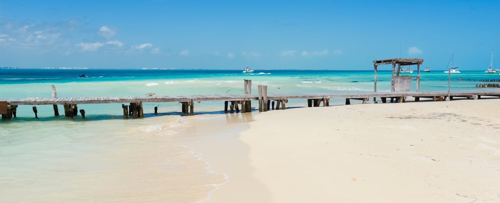 Muelle antiguo de madera en la playa