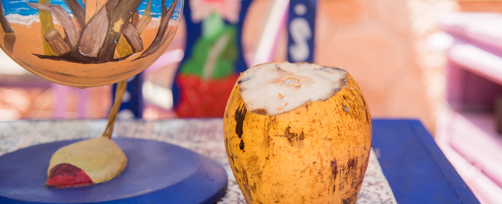 Coco cortado por la base en una mesa en Isla Mujeres