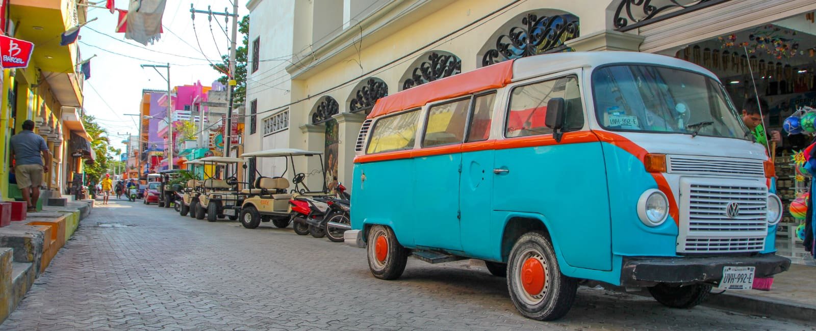 Furgoneta VolksWagen camper en la calle