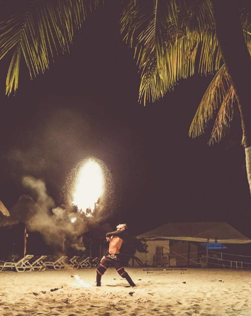 Hombre haciendo show con fuego en la arena