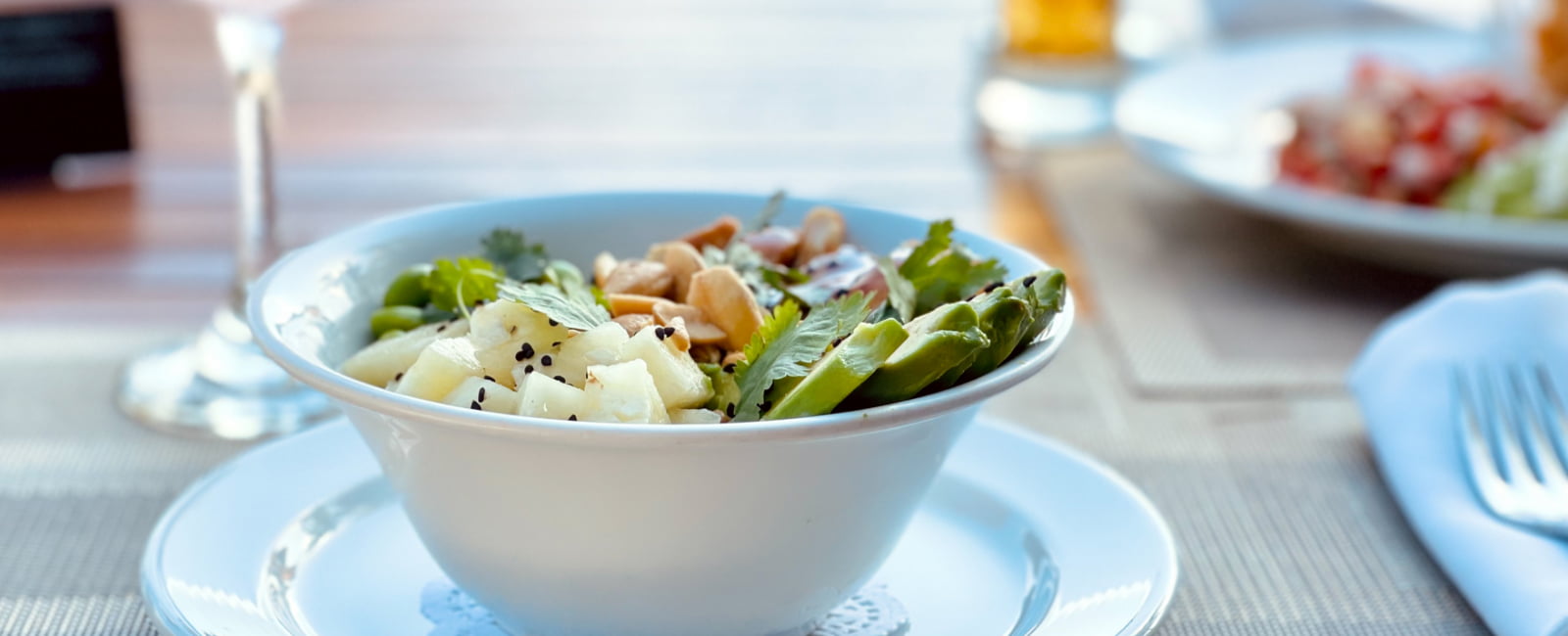 Ensalada servida en la mesa del restaurante