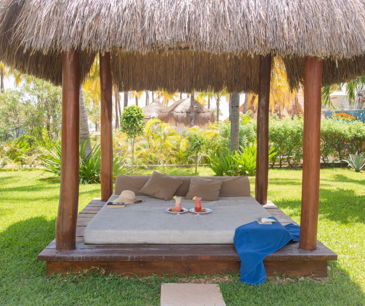 Palapa with a Balinese bed on the garden