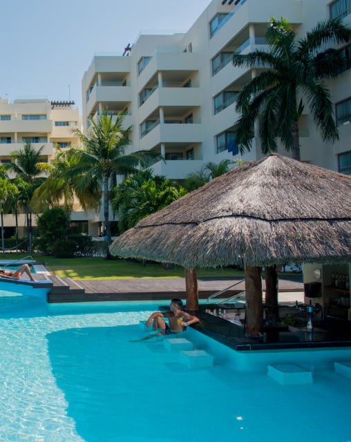 Palapa Pool Bar dentro de la piscina del hotel