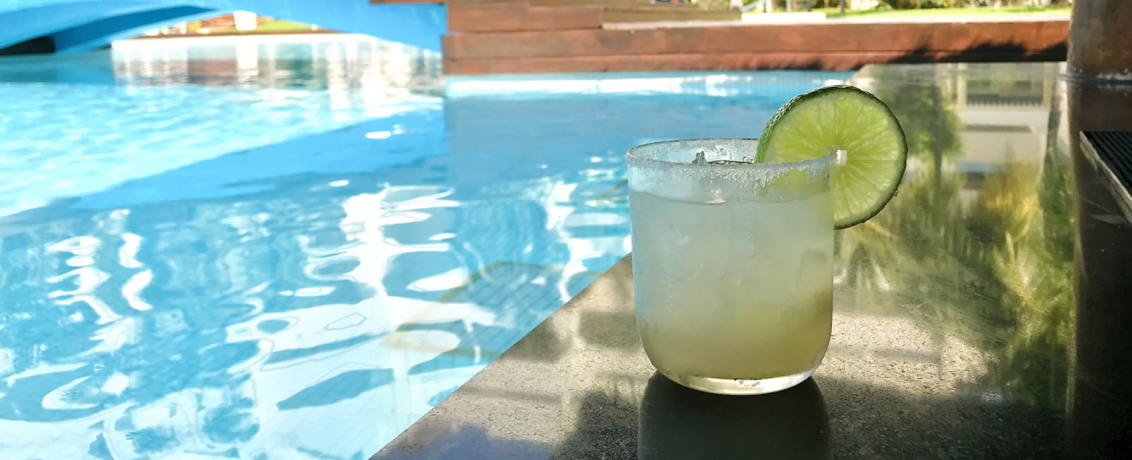 Cocktail encima del borde de la piscina comunitaria