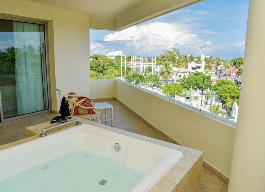 Terraza con Jacuzzi de la Habitación Superior Aluxes, en Isla Mujeres