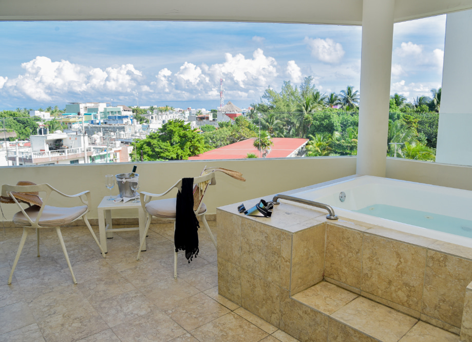 Terraza con Jacuzzi de la Habitación Superior Aluxes, en Isla Mujeres