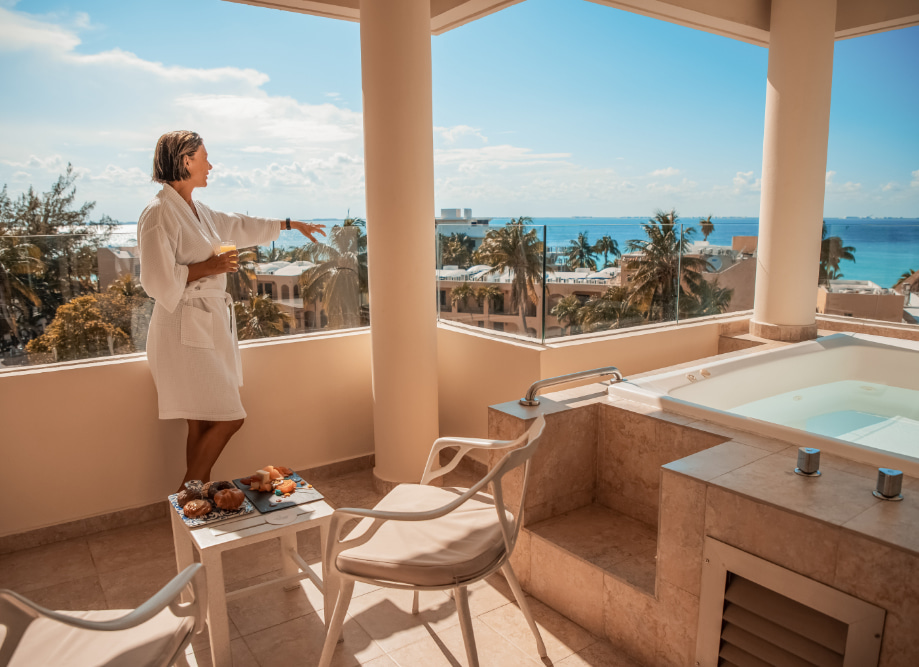 Amplia terraza con jacuzzi y hermosas vistas del Hotel Privilege Aluxes