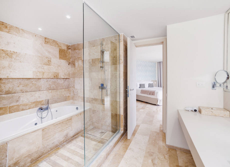 Full view of the bathroom of the Garden Deluxe Suite