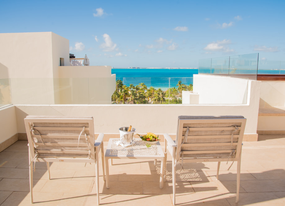 Terraza con vistas al mar de la Suite Grand Platinum de Aluxes Hotel